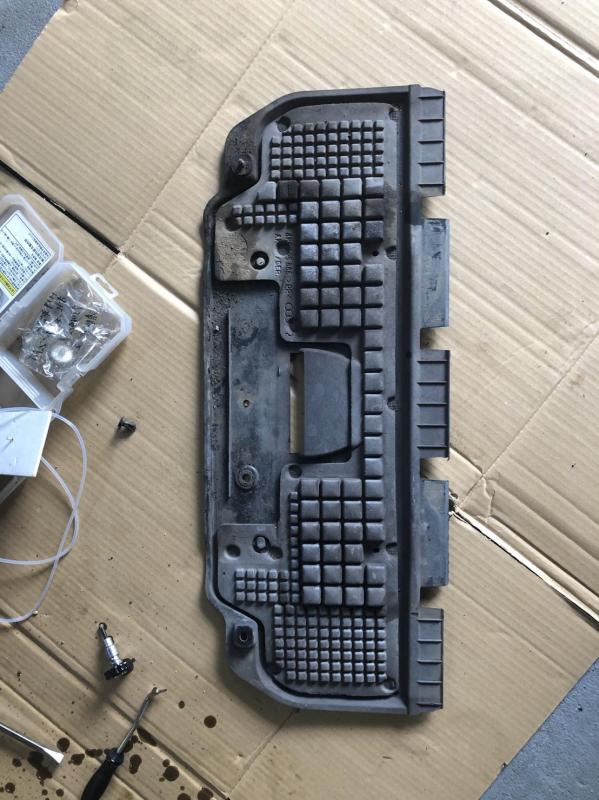 アンダーカバーを外します。