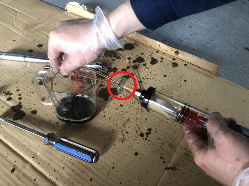 約100mlのフルードを採取しました。この量であれば補充の必要もありません。
赤枠で囲んである部分がコンタミチェックのフィルター部です。