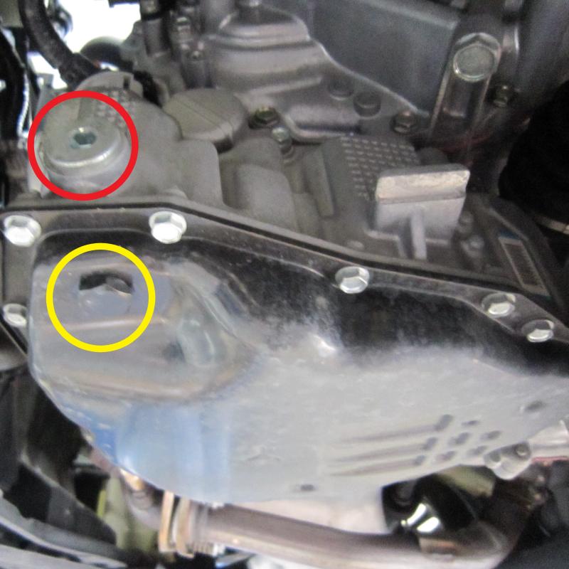 CVTフルードの排出ドレン(黄マーク)と注入ドレン(赤マーク)です。
