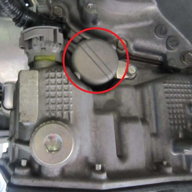 フィルターの交換を行います。
赤マークで囲ってある部分がフィルターカバーです。
