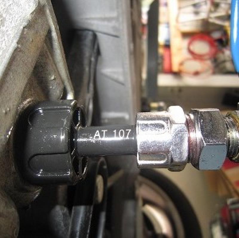 アタッチメント(オリジナルハンドポンプキット)を取り付けて
フルードの充填を行っていきます。
ハンドポンプについての詳細はコチラ→handpu