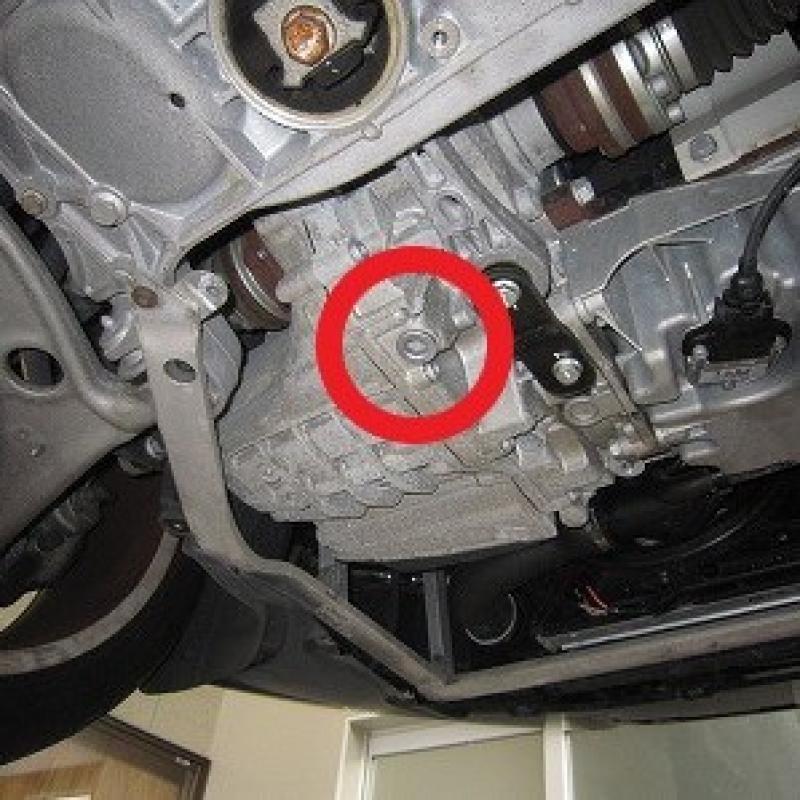 赤マークがドレンです。
油量確認をします。(油温：Pレンジ40℃±5)
※エンジンをかけた状態