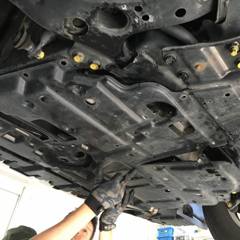 今回はCVTフルード交換とSOD-1Plusを添加します。
アンダーカバーを外します。