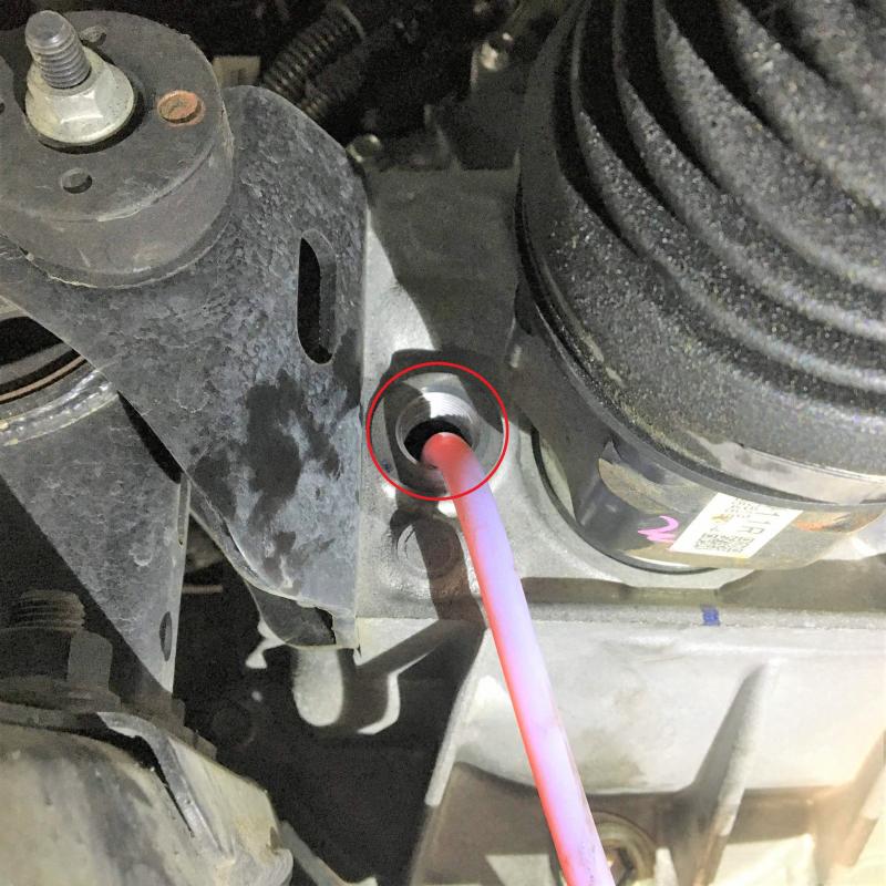 フルード交換します。赤マークが注入口です。
交換後、油量確認します。(油温：Pレンジ40℃±5)
※エンジンをかけた状態