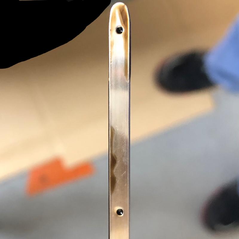 まずはエンジンオイルレベルゲージの確認です。
オイル全然入ってないですね。
ターボ車はオイルが蒸発しやすくなるので要注意です。