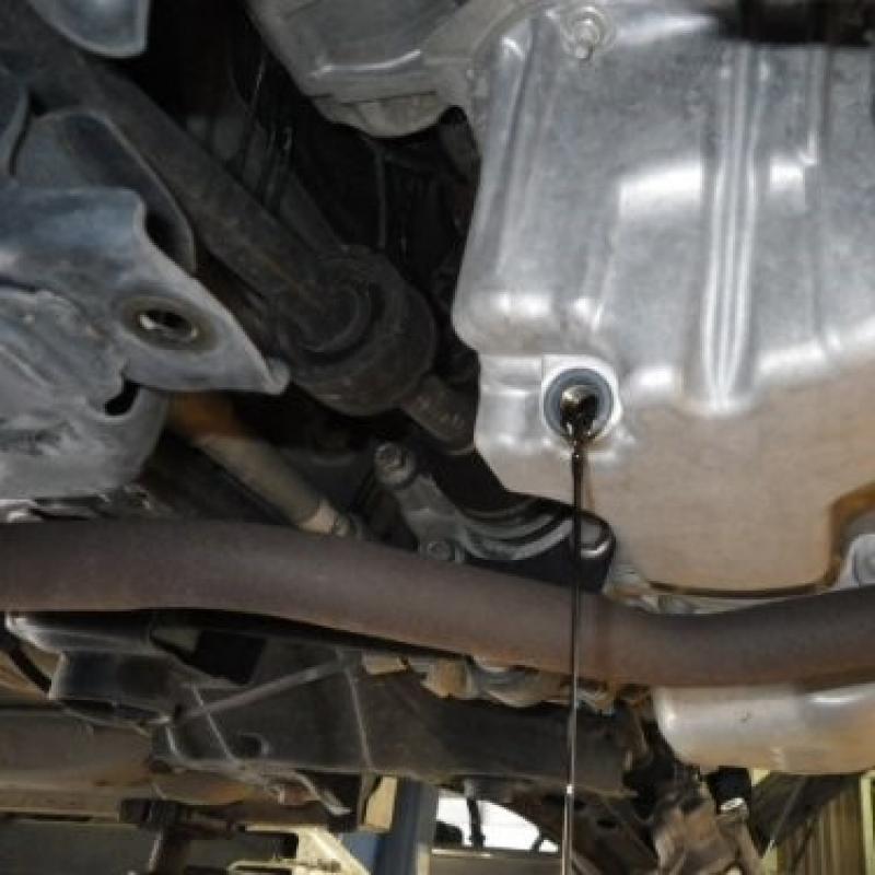 ドレーンから廃油を抜きます。一緒にオイルエレメントも交換します。
