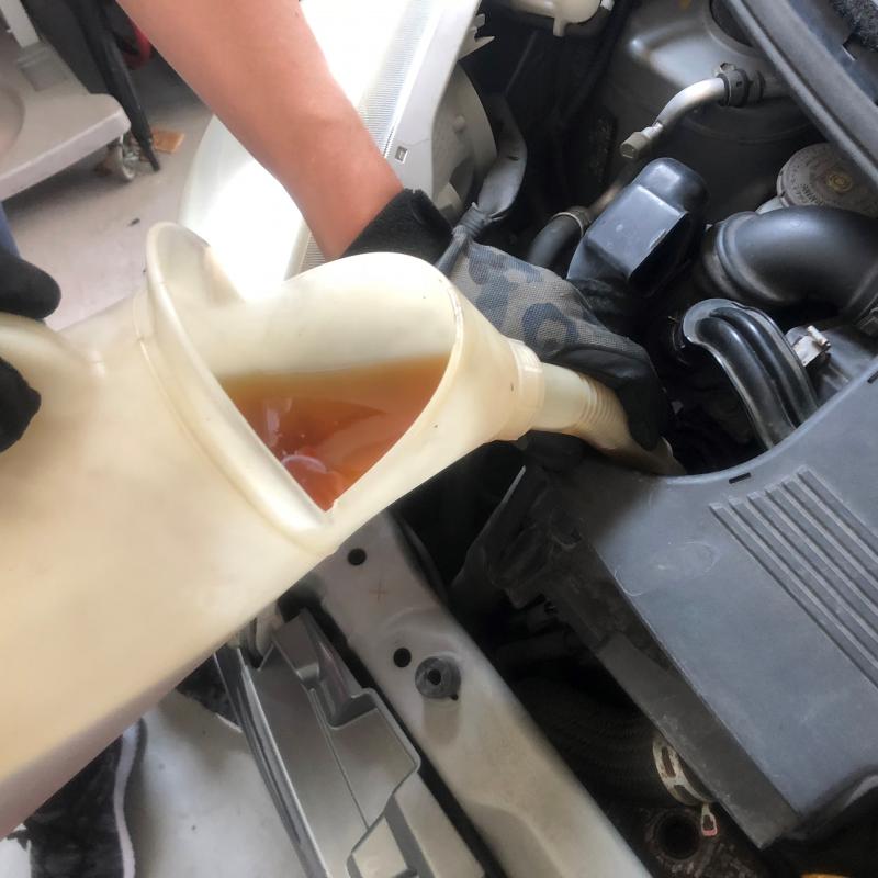 最後にエンジンオイルを注入してレベルゲージで油量調整して作業終了です。