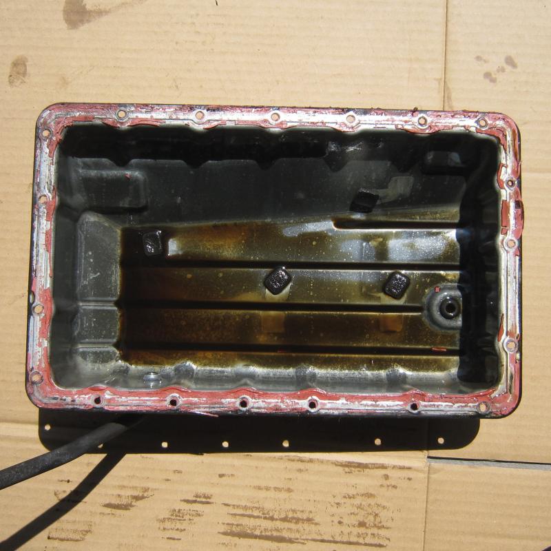 外したオイルパンです。
清掃を行い、マグネット交換と液体ガスケットを再塗布して装着します。