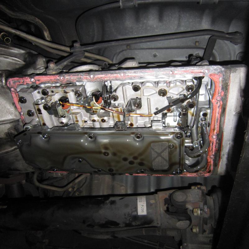 ストレーナーです。
このストレーナーは三層構造になっており、真ん中のフィルターと一番外側のカバーを交換します。
本体側は欠品していましたので、一度外して清掃後、再使用します。