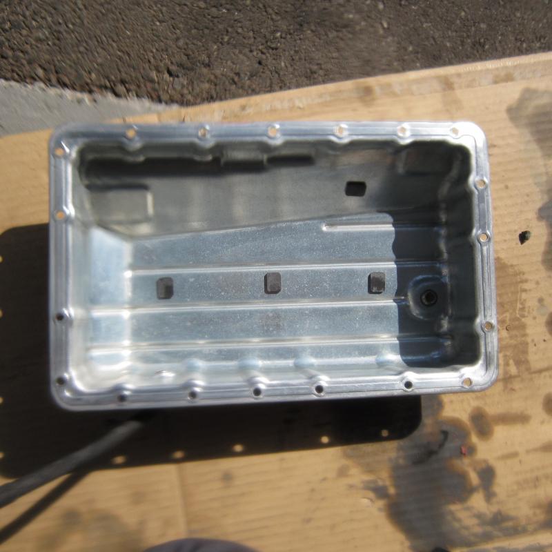 オイルパンもしっかりと清掃し、マグネットを新品に交換します。
マグネットは熱による劣化で磁力が弱まっている可能性がありますので交換をお勧めしております。