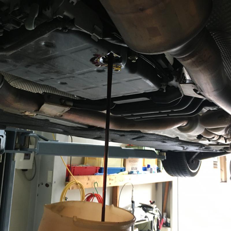 コンタミチェック後にフルードを排出させます。
チェックの結果は摩耗度1.5～2でした。
ストレーナー交換の為にオイルパンを外しますが、先に抜ける分は抜いておいたほうが作業がスムーズに進みます。