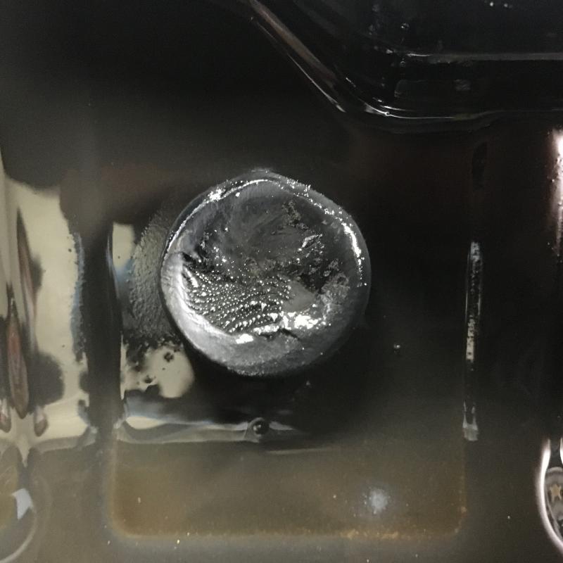 オイルパン底部のマグネット近影です。
コンタミチェックの結果が1.5～2と高くはなかったのはマグネットがしっかりと働いていたからですね。