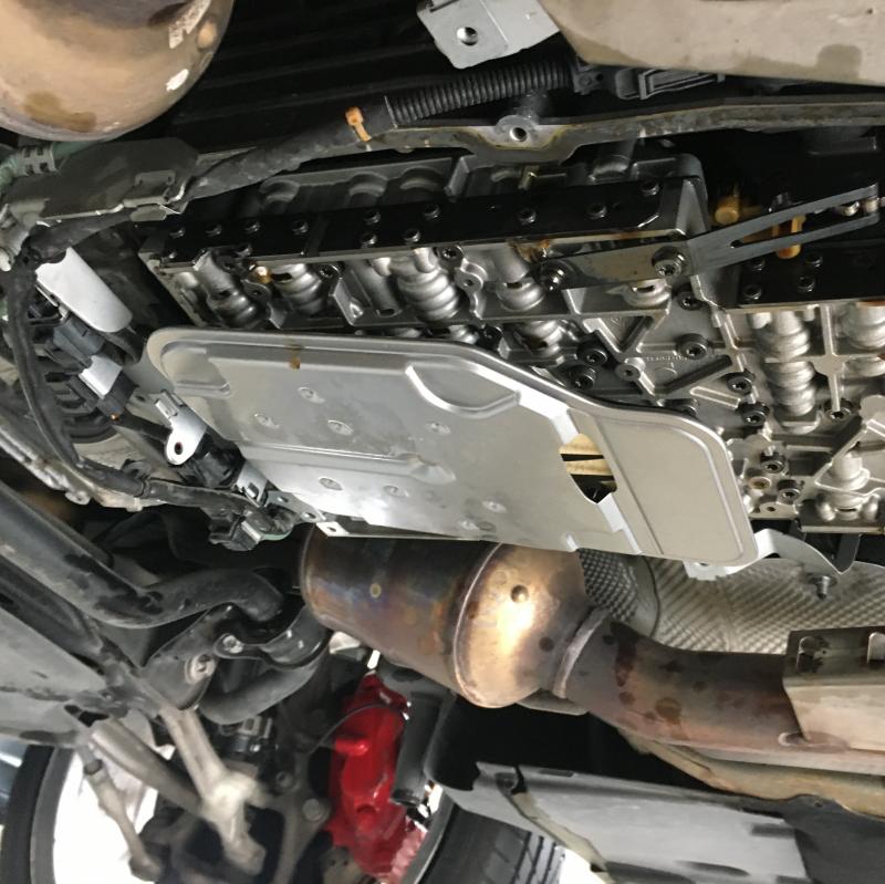 新品ストレーナーの装着。
今回の車両はボルト止めではなく装着位置にOリングと共に差し込むだけでした。
装着する際、内部に古いOリングが残っていることが極稀にありますので注意が必要です。