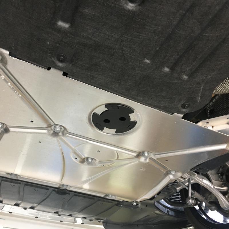 リフトアップをすると、アンダーカバーがあります。
アンダーカバーには上写真のようなサービスホールがありますので外してオイルを抜き取ります。