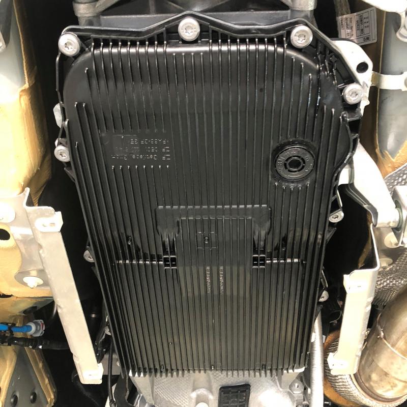 ATオイルパンです。アンダーカバーがついているので、外してから作業します。
外さずに作業可能ですが、汚れ防止のために外しました。