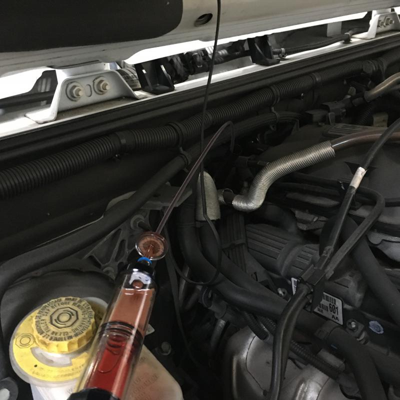 交換前にコンタミチェックです。
走行が10万㎞を超えており、中古で購入後の交換歴がありませんので必須です。