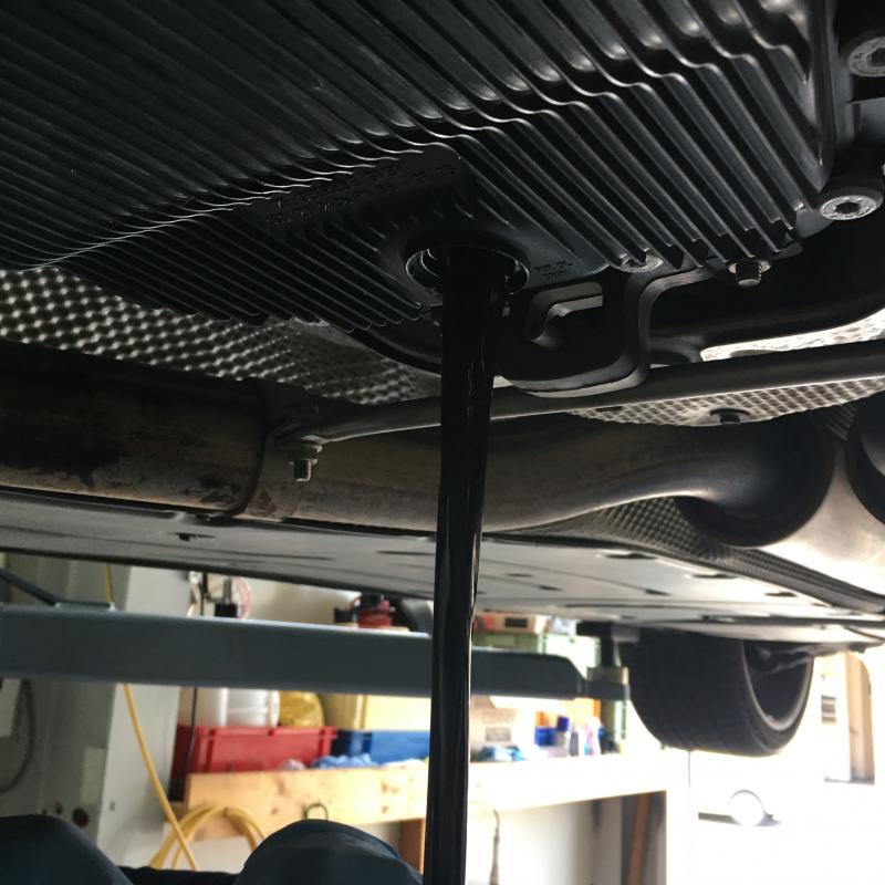 オイルパンを外す前に古いフルードを排出させます。
この作業を怠ると、オイルパンを外した際に多量のフルードがこぼれてしまいます。