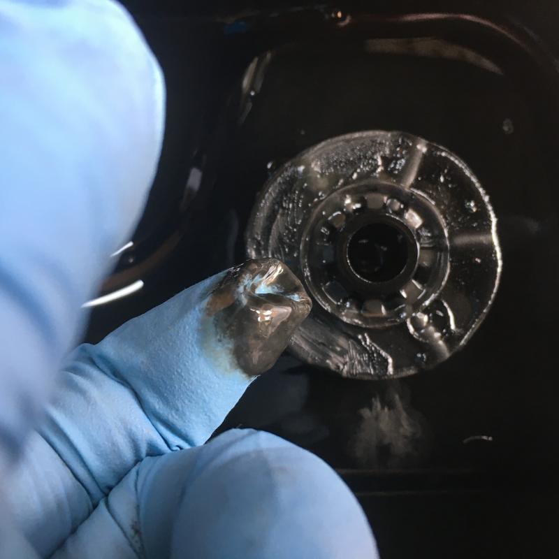 黒いのはマグネットに付着していた鉄粉です。
金属摩耗から出る鉄粉がフィルターを詰まらせトラブルが表面化しますが、
SOD-1Plusを添加することでトラブルの原因となる金属摩耗を抑制します。
