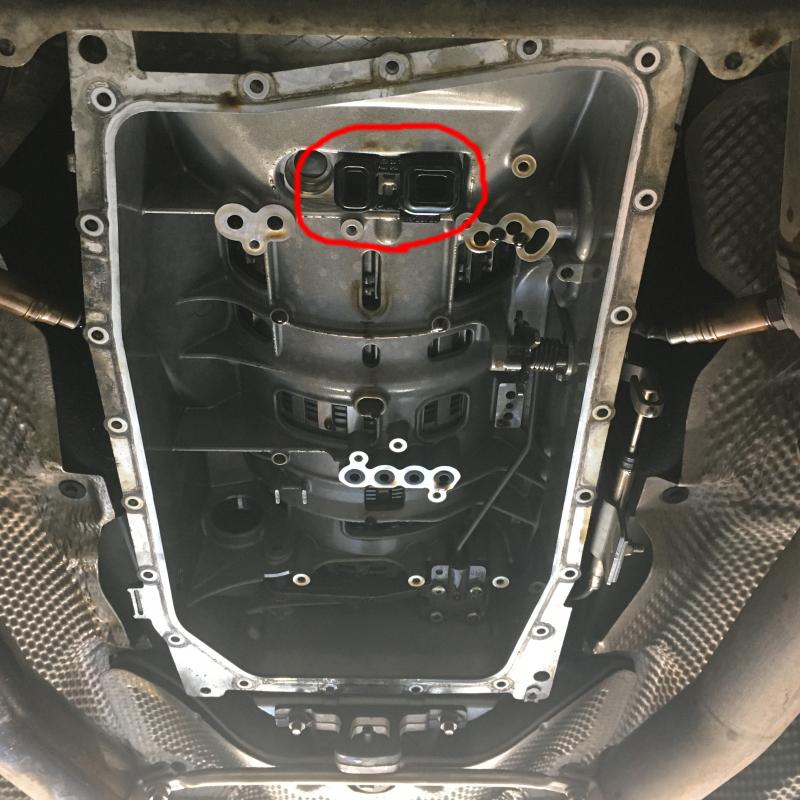 次にATカプラーの交換です。
バルブボディを外した奥(赤マーク)にあります。
こちらも取り外して新品に交換します。