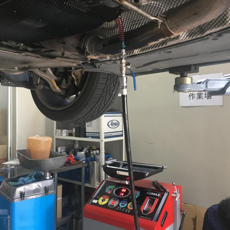 チェンジャーを使い、フルードを充填させていきます。
※エンジンをかけた状態
