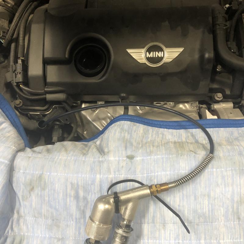 今回はエレメントを変えないのでゲージからチェンジャーで抜き取り作業をしていきます。
オイル管理が悪いとエンジン内部に酸化物質が溜まりトラブルが表面化しますがSOD-1Pluを添加すれば防げます。