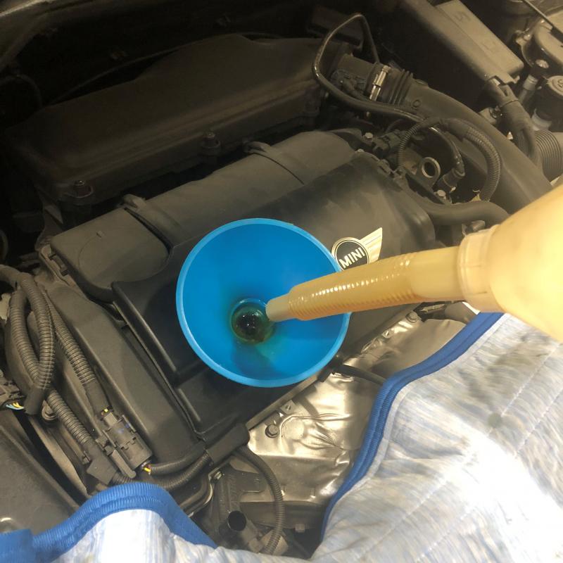 次にエンジンオイルを注入します。