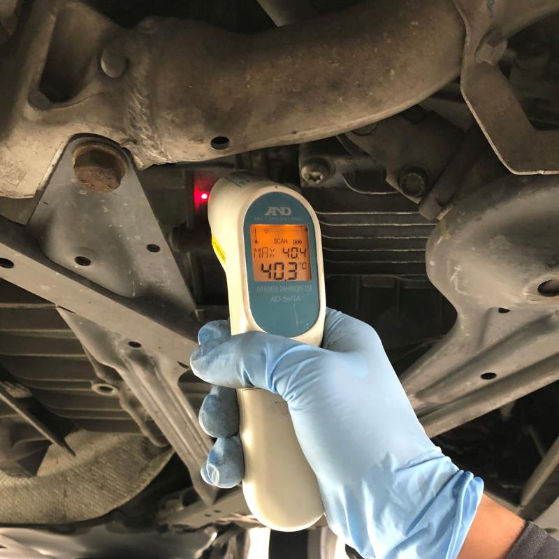 フルードが規定量入っているのか無接点温度計で油量を確認します。(油温：Pレンジ40℃±5)
※エンジンをかけた状態



