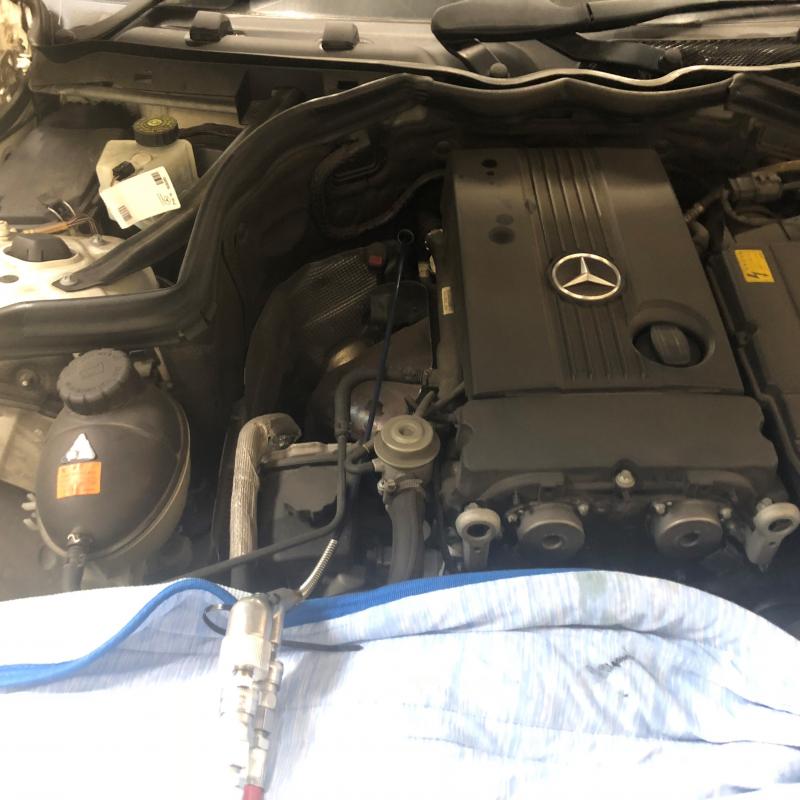 まずはエンジンオイルの交換をします。
今回はエレメント交換はしません。