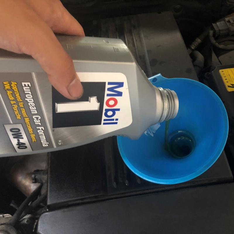 次にエンジンオイルを注入します。
使用油はMobil 1 0W-40を使用します。