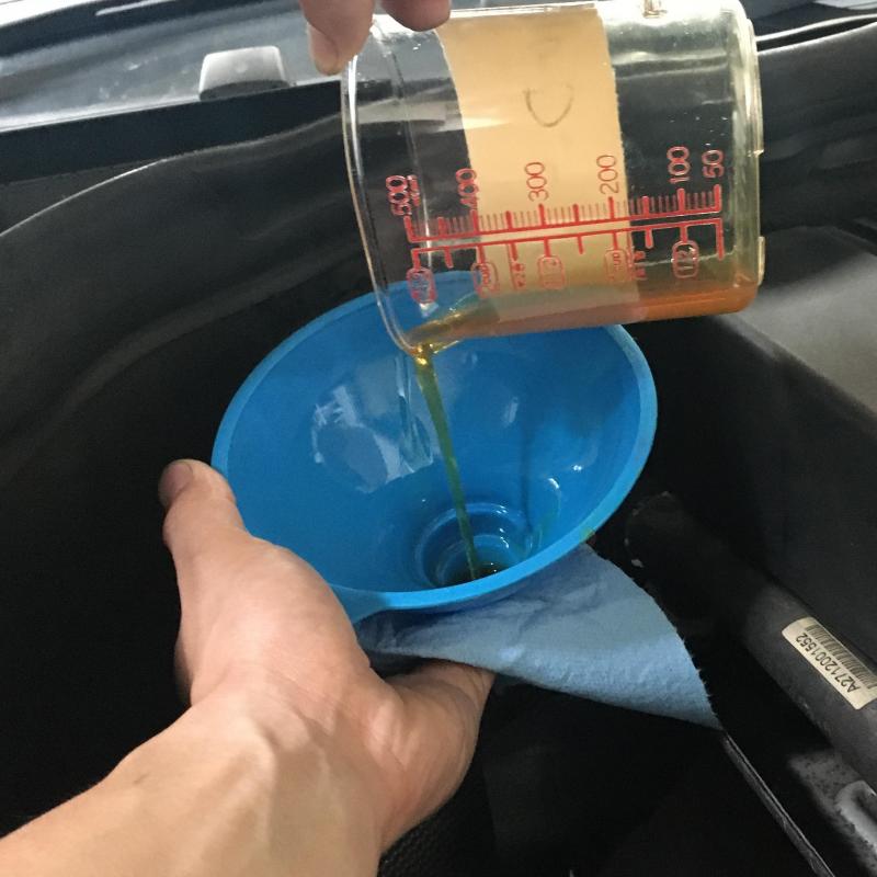 フルードの劣化が少ないため、SOD-1Plus添加のみ行います。
※添加分のフルードは抜いています。