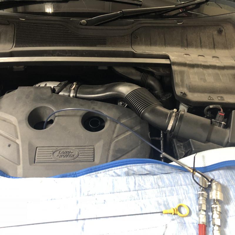 エンジンオイル交換を行います。
チェンジャーにて抜き取りをしています。