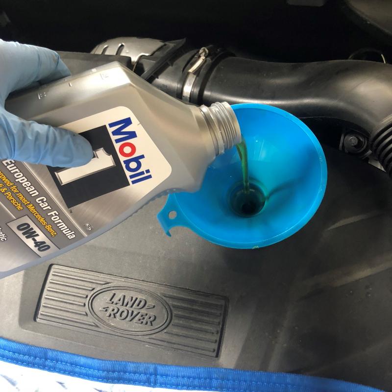 次にエンジンオイル注入します。
使用油はMobil 1 0W-40です。