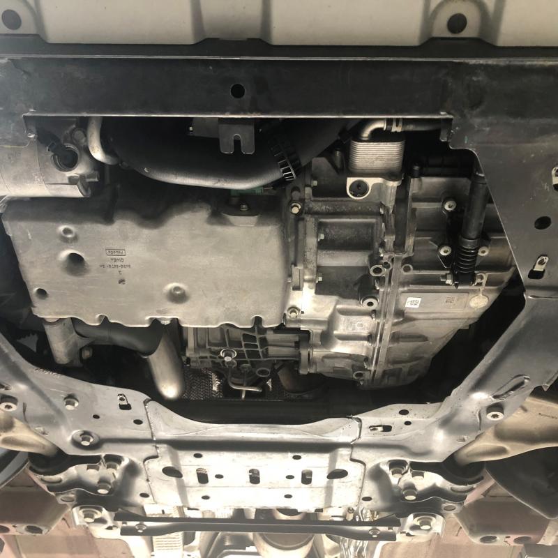 次にATフルード交換です。
ミッションは横置きになっています。