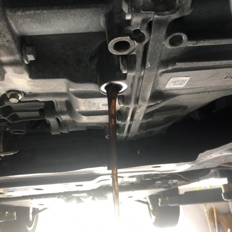 ドレンからフルードを排出しています。
