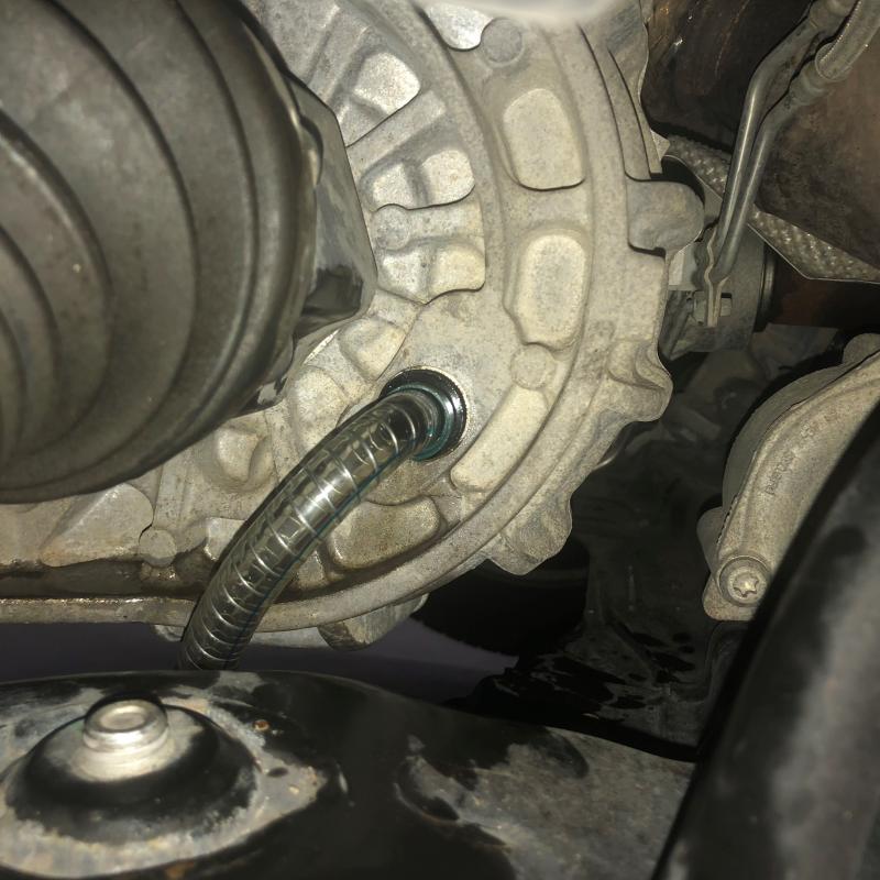 リフィルに弊社アタッチメントを取り付けます。
