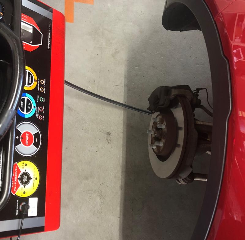 準備が出来たのでチェンジャーを使い、フルードを交換していきます。
※エンジンをかけた状態


