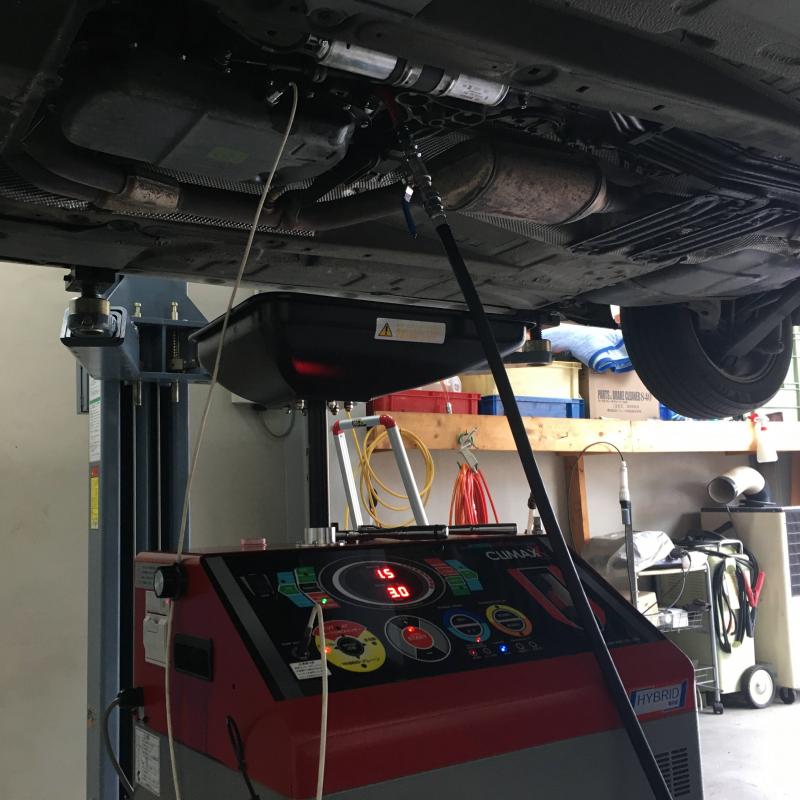 チェンジャーで交換します。
※エンジンをかけた状態