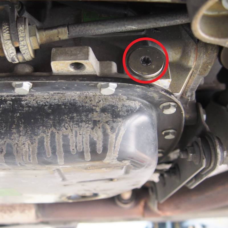 赤マークのリフィル孔からフルードを排出します。
