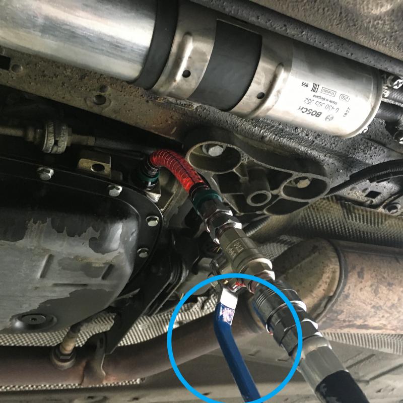 ドレンを外し、アタッチメントを取り付けます。
※エンジンをかけた状態
