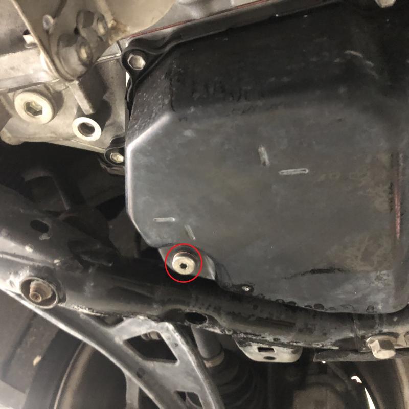 次にATフルード交換をします。
赤マークがドレンプラグになります。
