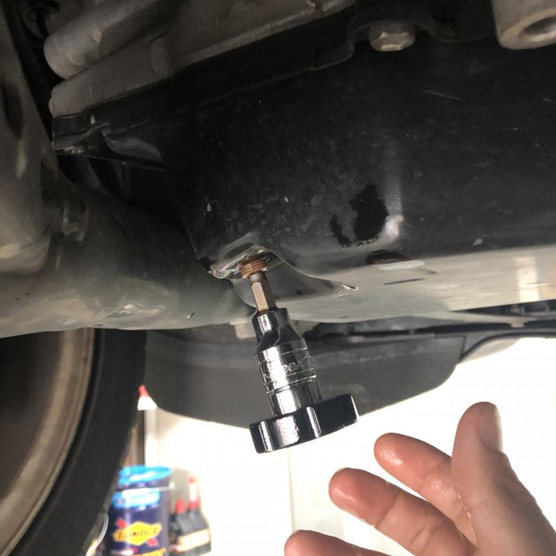 油量が確認出来たら、フルードを抜いていきます。
オイルパンの中に油量を調整するオーバーフローチューブがあるのでこちらを外します。