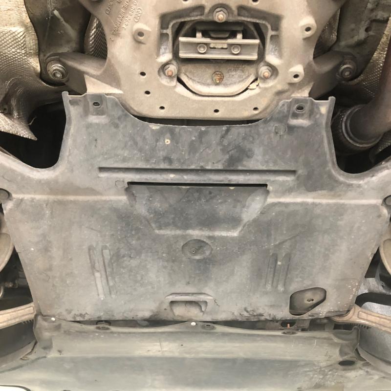 アンダーカバーを外します。
AUDIのCVTはメーカーも認めているほどトラブルが多いですが、SOD-1Plusを添加すればトラブルを未然に防ぎます。