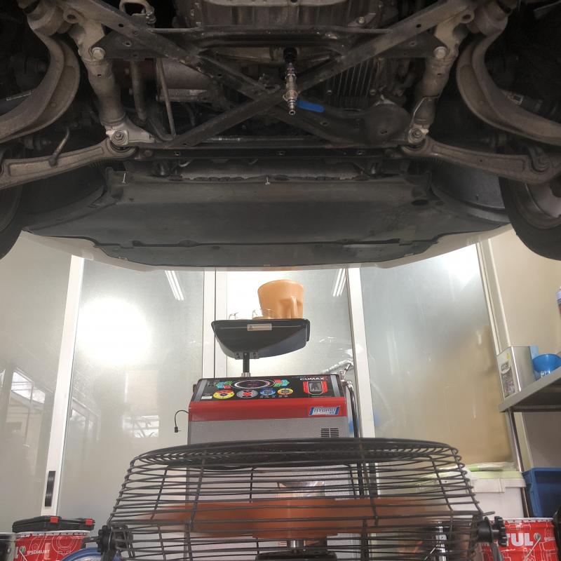 交換が終わったら油温を確認するためミッション本体を冷やします。