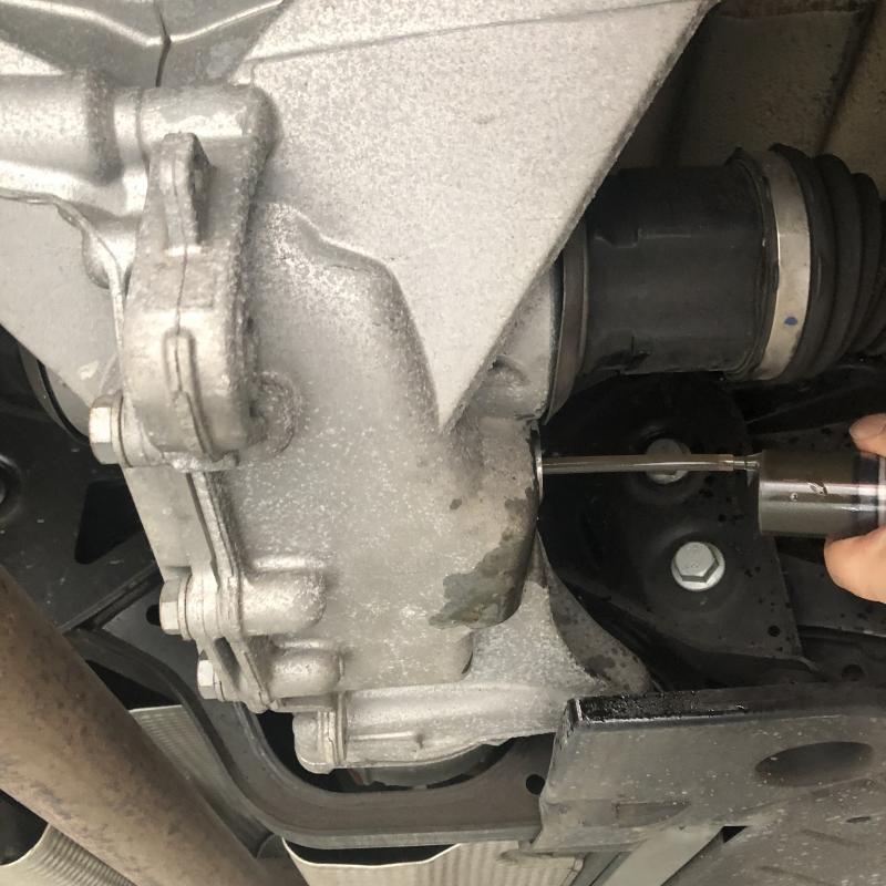 次にデフオイル交換です。
抜き取りは注射器を使います。