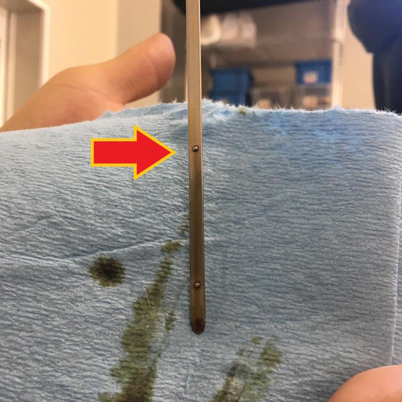 レベルゲージで油量を確認します。



