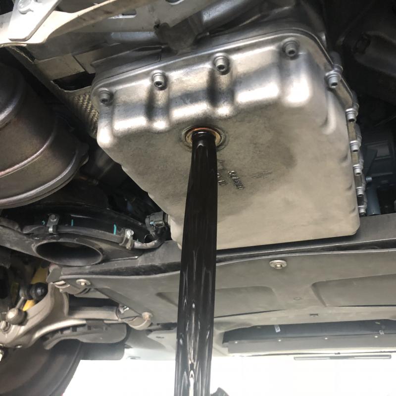 ドレンからエンジンオイルを排出します。
