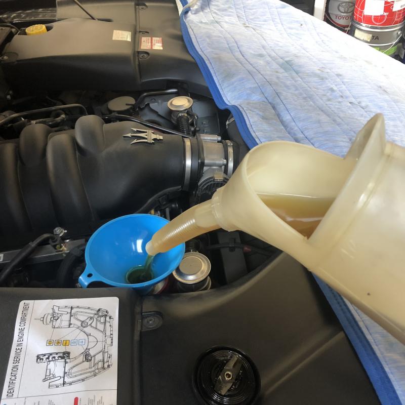 エンジンオイルとSOD-1Plusを注入します。