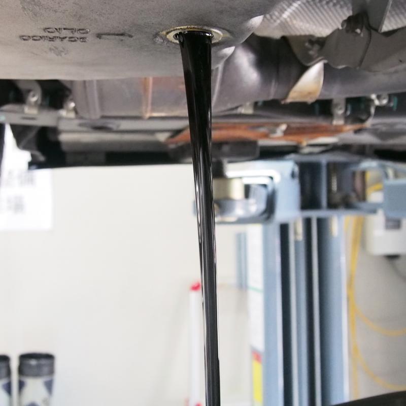 ドレンからエンジンオイルを排出します。