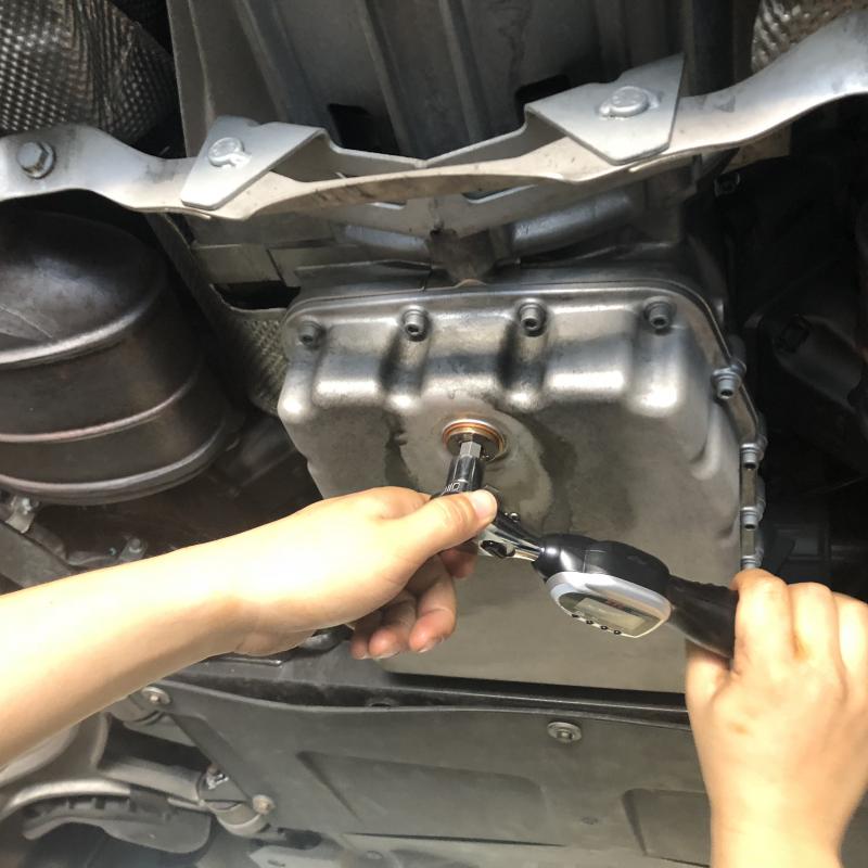 ドレンボルトをトルクをかけて締め付けます。