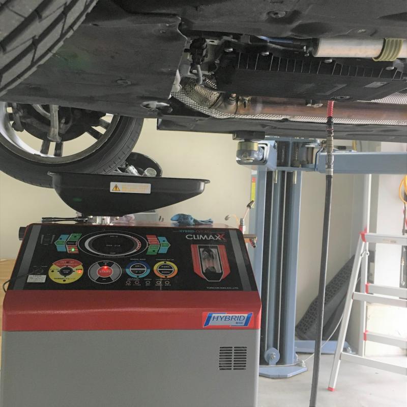 チェンジャーを使いフルード交換を行います。
※エンジンをかけた状態